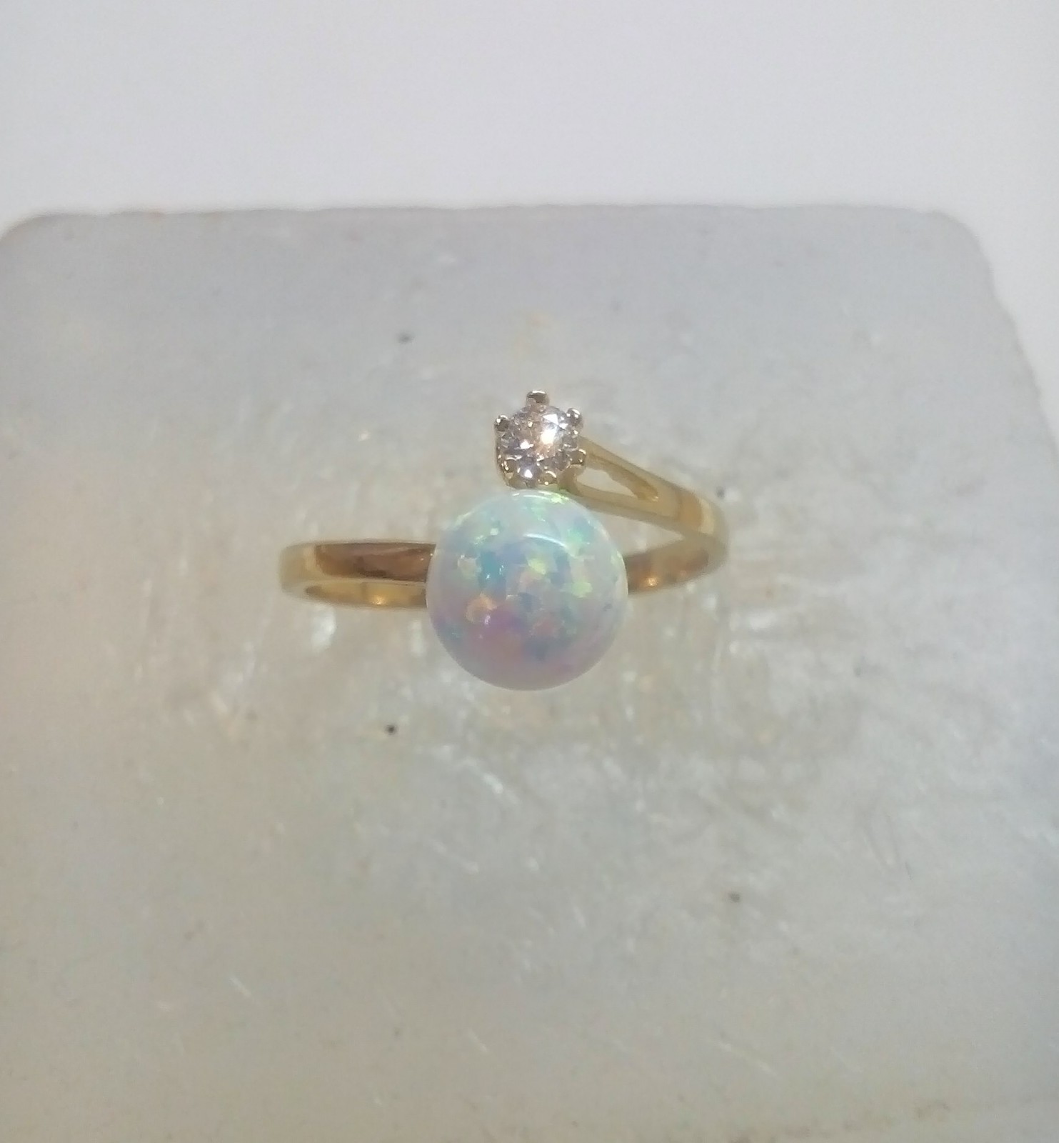 prsten s kuličkou z bílého opálu se zirkonem