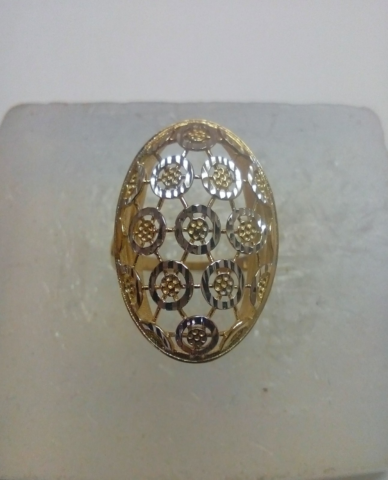prořezávaný prsten v kombinaci bílého a žlutého zlata