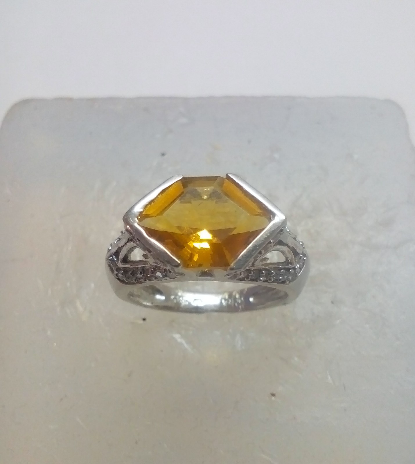 prsten z bílého zlata s topasem, zdobený zirkony